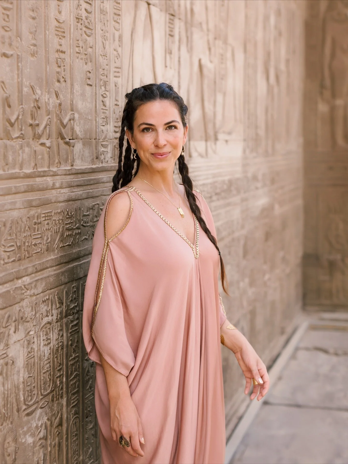 Egypt &mdash; a land of sweeping deserts, breathtakingly intricate temples, and legends shaped by the lives of ancient priestesses. 𓆃⋆⁺₊⋆ 
All of this woven into the fabric of this stunning @warriorsofthedivine collection - an absolute dream to capt