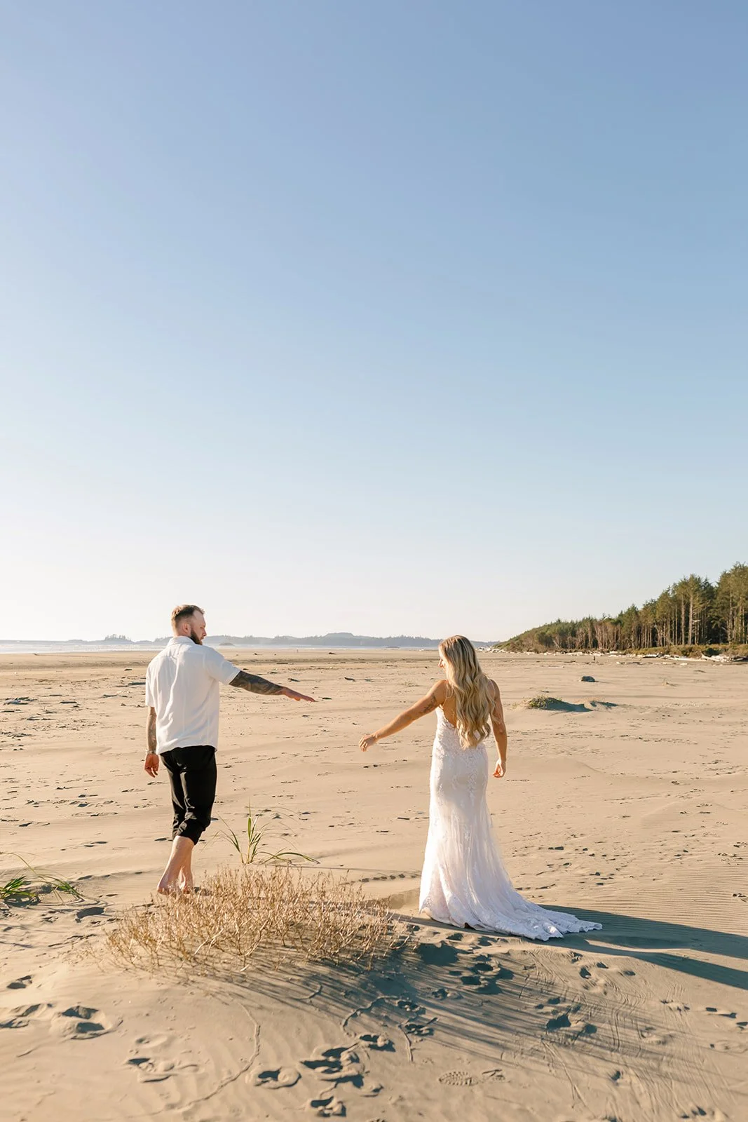 Beach-Elopement-Tofino-BritishColumbia-AshleyDrodyPhotography-.jpg