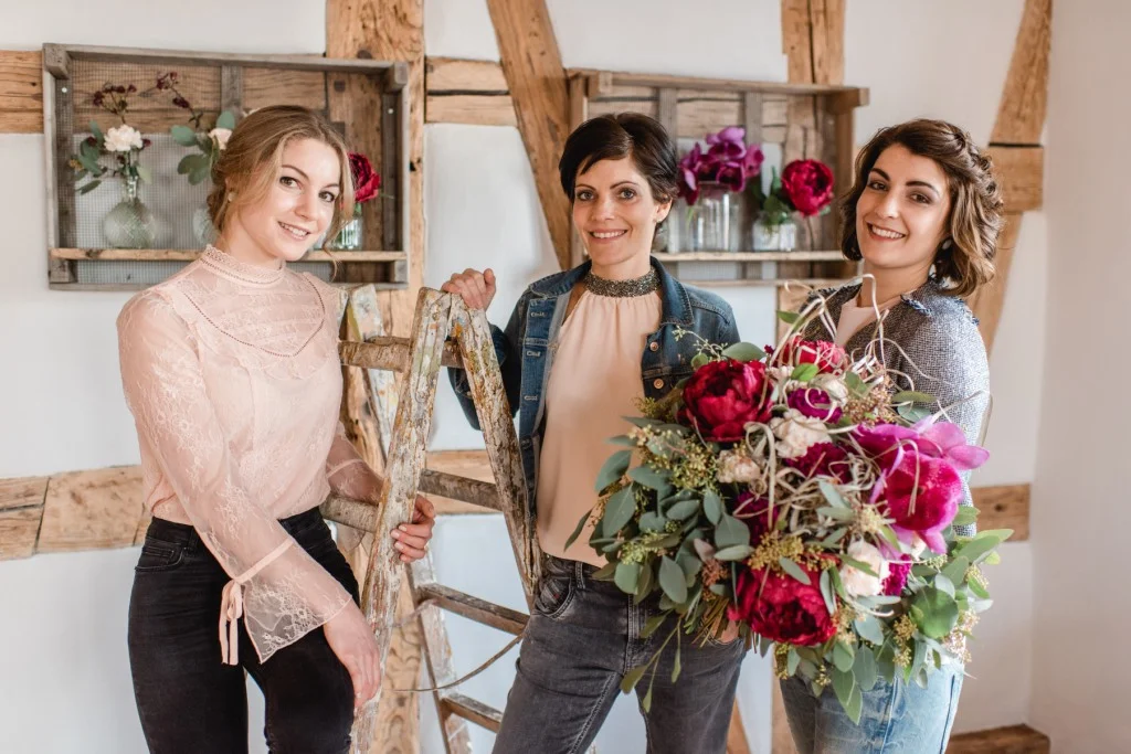 Natascha Neidhart , Meisterfloristin • Corinne Hunziker , Floristin • Seraina Quinter , Geschäftsführerin , Floristin & zert. Hochzeitsplanerin VUSH (v.l.n.r.) Bild: Seraina Erb Fotography