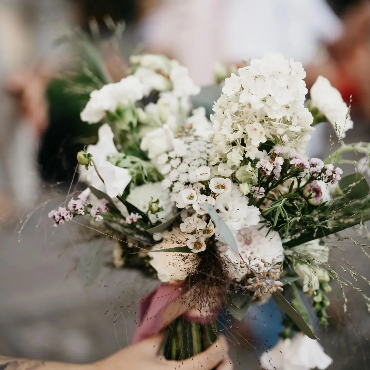 🤍

Foto: @lety_
Wedding: @schneidrleonie
&amp; @schnaede

 #weddingflowers #bridalbouquet #zivilwedding #saisonblumen