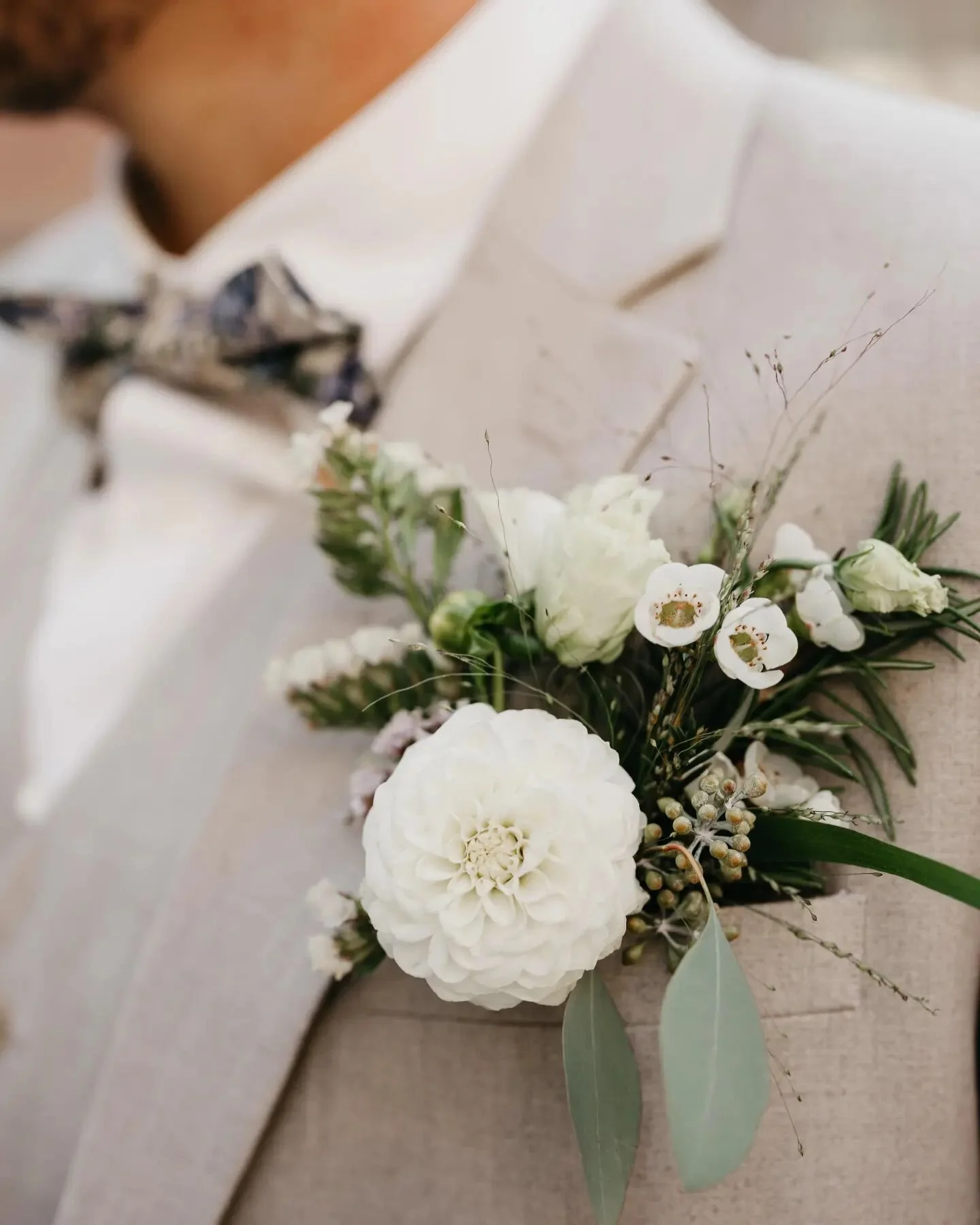 Das Detail am Manne - so simpel wie es M&auml;nner eben lieben.

Foto: @lety_ 
Wedding @schneidrleonie &amp; @schnaede 

#weddingseason #weddinflowers #detailliebe #floraldesign