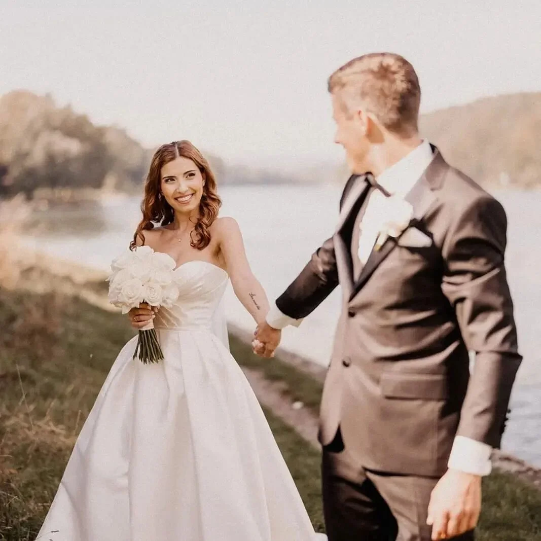 Passend zur Weihnachtswoche, 
edel-chic und dennoch nicht zu pomp&ouml;s. 
Das Kleid ein absoluter wahnsinn! Und mit dabei unsere lieblings Rosen "Playa Blanca". Ein Brautstrauss ganz schlicht aus weissen Rosen. W&auml;re das auch was f&uum