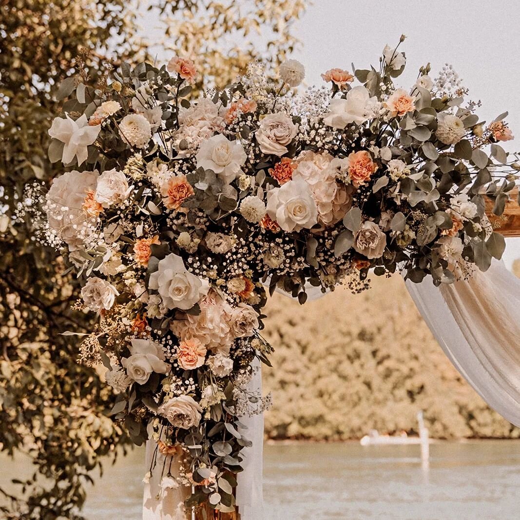 Weitere Fotos der tollen Hochzeit letzten Sommer am Rhein.
Ein Hingucker bei jeder freien Trauung, unser Traubogen aus alten Balken.
Wir m&ouml;gen es lieber dekorativ und durchdacht anstelle von 1000 kleinen Dekoelementen. 
Welches Team seid ihr?
&q