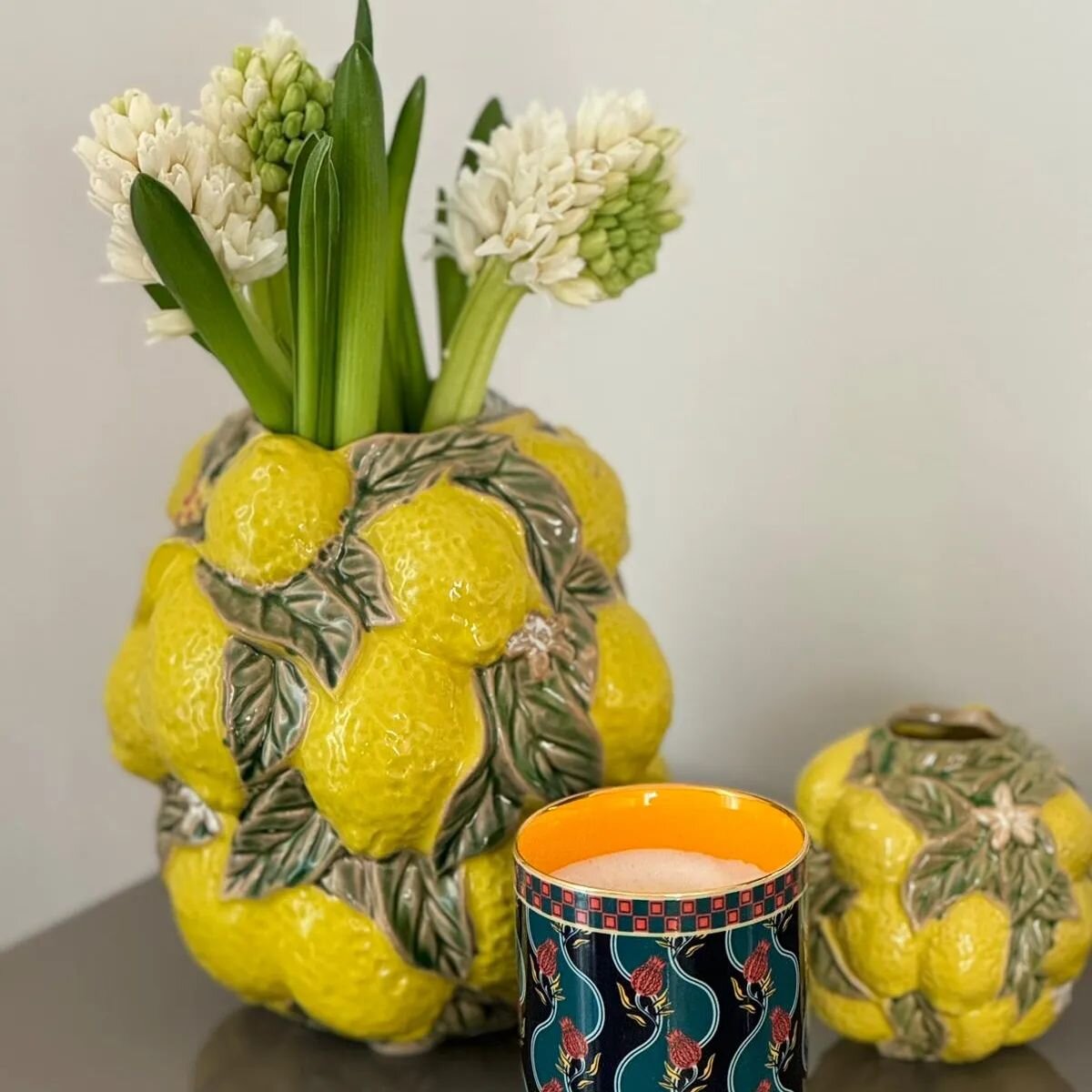 I n t e r i o r 
Eine sch&ouml;ne und passende Vase ist genau so wichtig wie tolle Schnittblumen. 
We love it!!

Wusstet ihr, dass wir w&ouml;chentlich Schnittblumen ausliefern? Jeweils immer Freitags und auf Vorbestellung.

#interiordesign
#interior