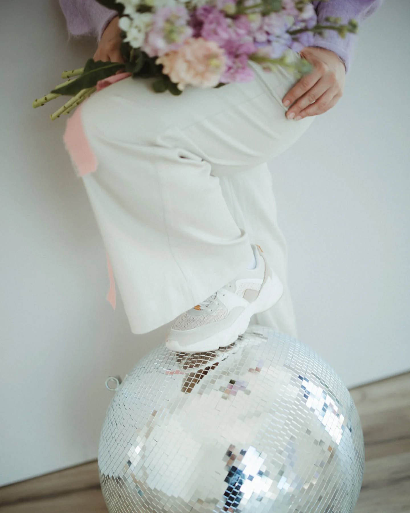 Disco geht IMMER 💜🩷

Foto @leonietannerphotography 

#Floraldesigner #weddingdesings #kreativ #kreativseinmachtgl&uuml;cklich #wildflowers