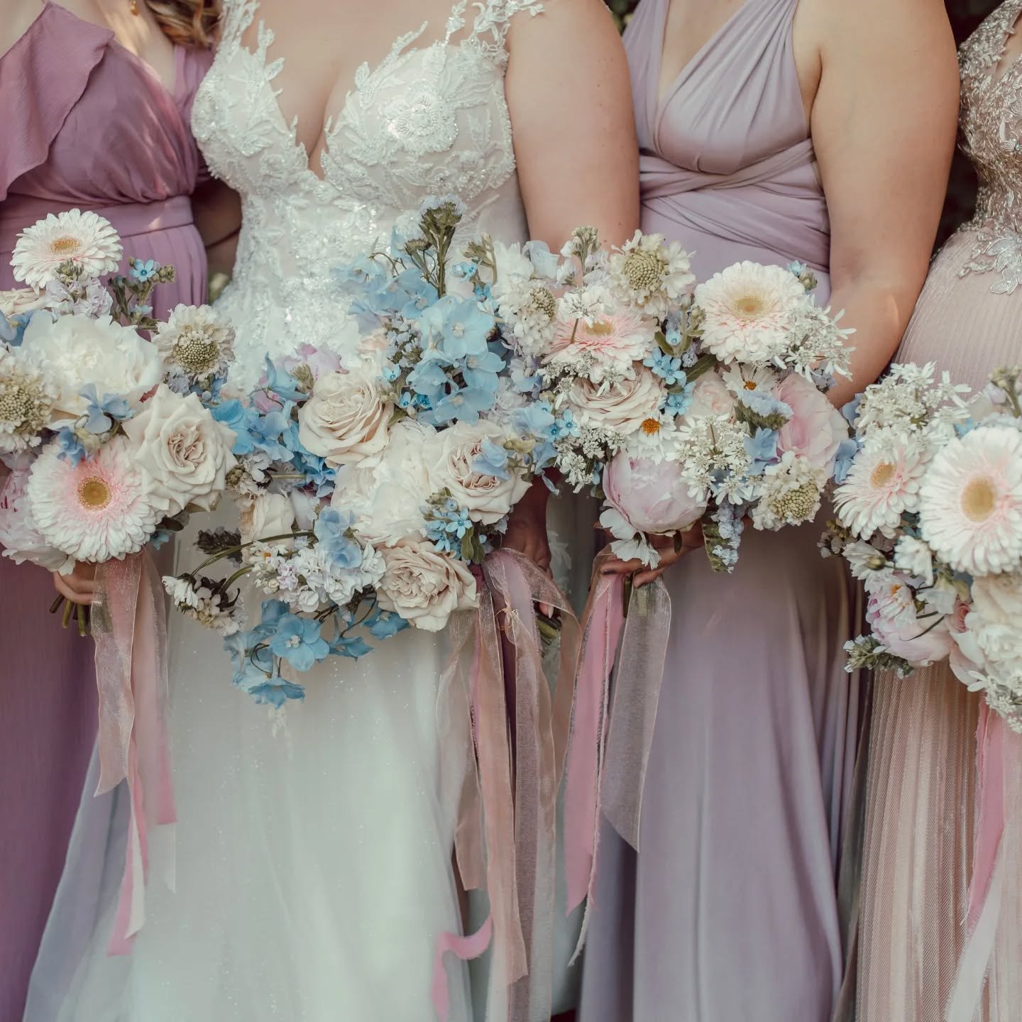 Perfect Match 🤍

Foto @geraldinerhynerfotografie 
Beide @patis.blumenwelt 

#bridemades #match #brautstrauss #floraldesign