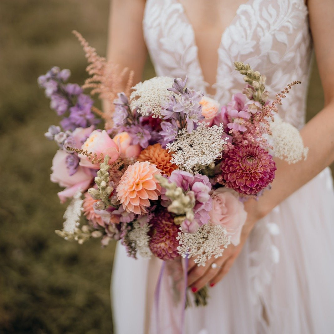 Ich brauche Farbe! 
Wem geht es im Moment auch so?
Aus diesem Grund starten wir mit einer Bilderserie einer wundervollen, einzigartigen und unbeschreiblich herzlichen Hochzeit im letzten Jahr.

Wenn ich daran zur&uuml;ck denke, wird mir ganz warm ums