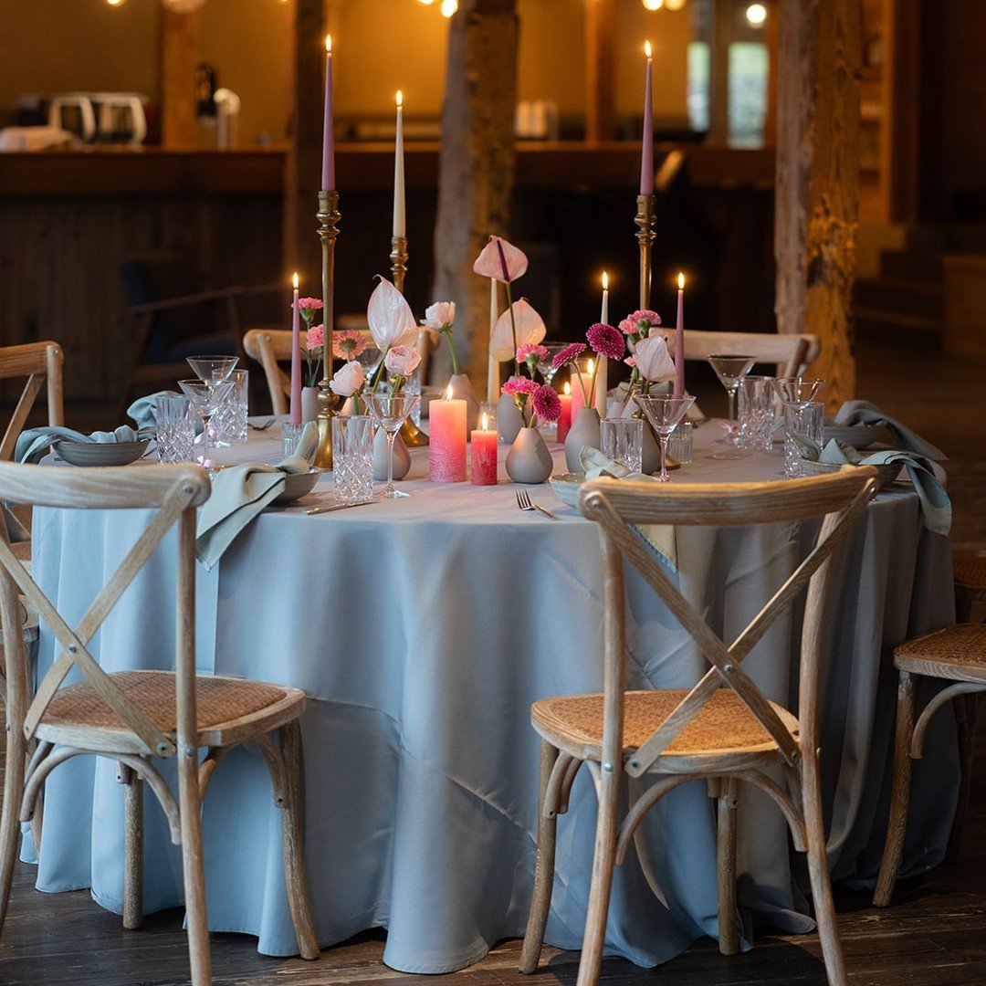 M i e t a r t i k e l
Neu ab diesem Jahr haben wir bodenlange Tischw&auml;sche in zwei Farben und Formen im Sortiment.
Wir finden genau diese kleinen Details machen ein Floralkonzept zu etwas ganz besonderem.
Gerne beraten wir Euch bei einem Kennenle