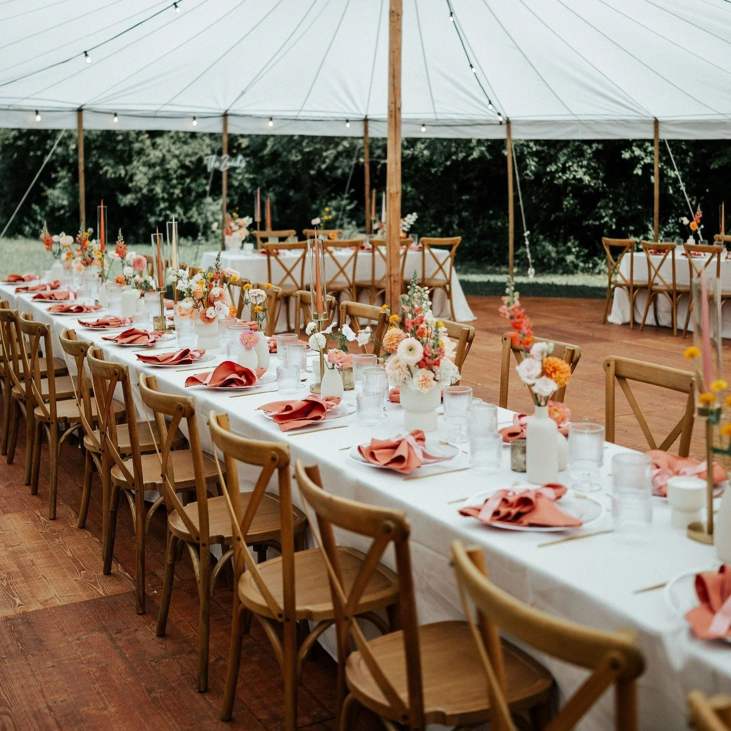 Liebe in ihrer sch&ouml;nsten Form &ndash; an einem Sommertag, auf einer Wiese, in einem wundersch&ouml;nen Zelt.

Das war die Hochzeit von Svenja &amp; Adi. F&uuml;r die beiden durften wir ein stimmungsvolles und harmonisches Dekorationskonzept erar