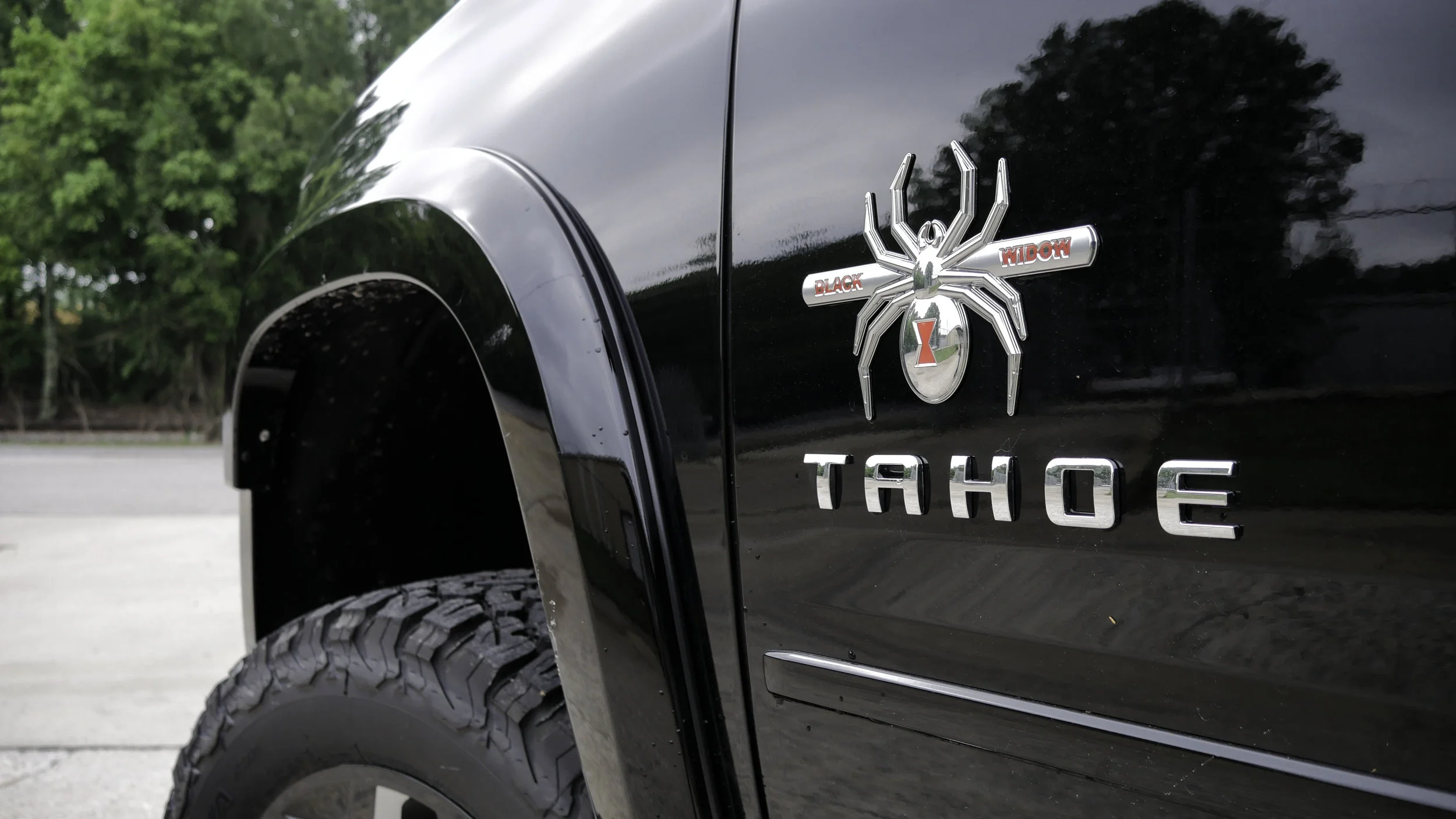 Chevy Tahoe BW Badge and Front Flare.jpg