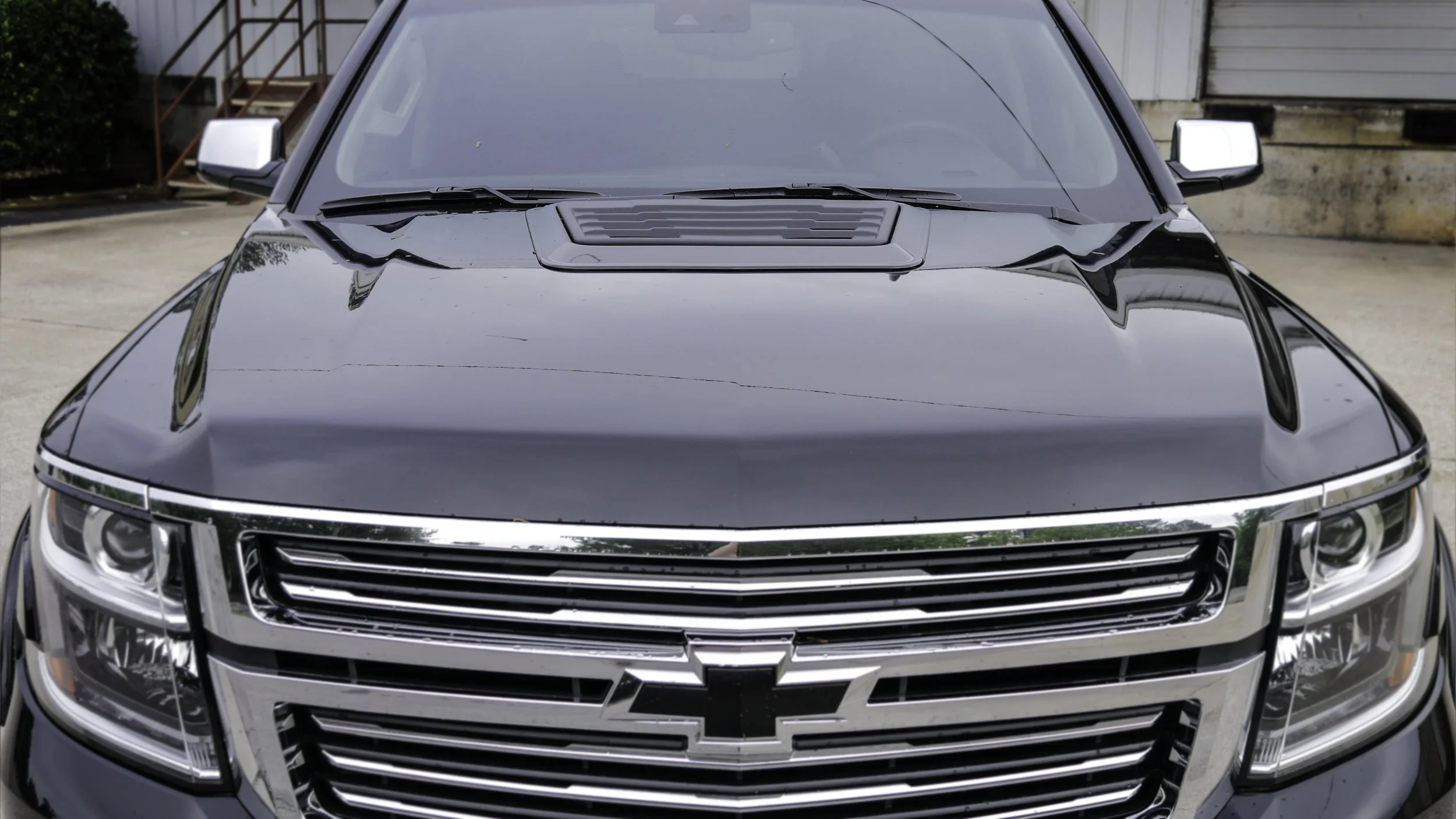 Chevy Tahoe BW Hood Scoop Far.jpg