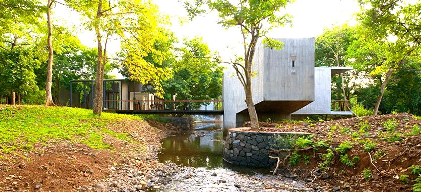 House on a Stream in Alibag, India. Ontworpen door ArchitectureBrio