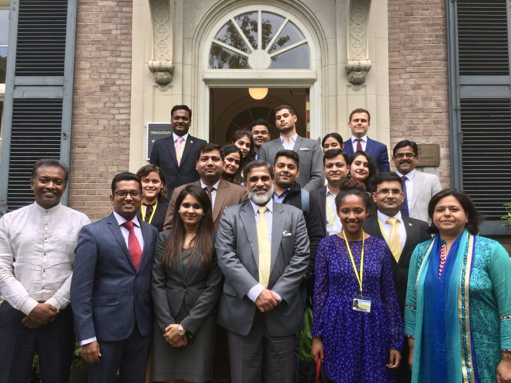 Il personale dell'ambasciata indiana all'Aia (Foto: Ambasciata indiana)