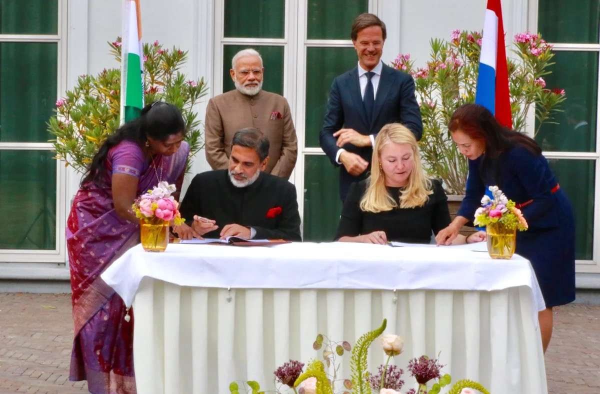 Ondertekening MoU tijdens het bezoek van premier Modi aan Nederland (foto: Indian Embassy)