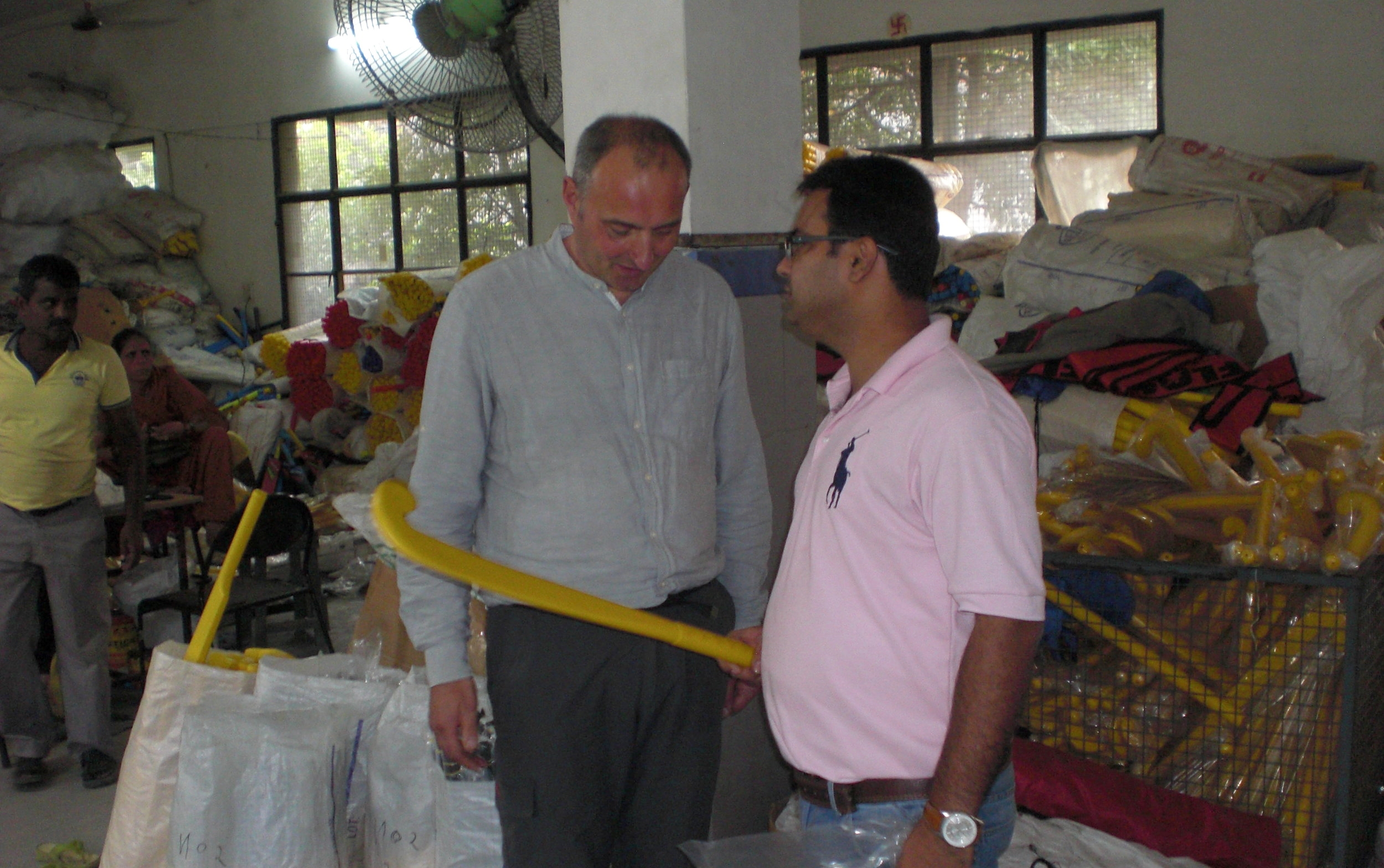 Aart van der Goes con il produttore in India