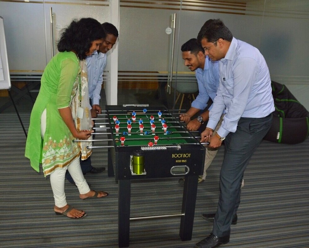 Una partita di calcio balilla nell'ufficio indiano del gruppo Optanium