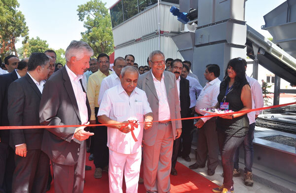 Rolf Jenny e l'amministratore delegato di Apollo, Asit Patel, inaugurano la prima fabbrica della joint venture