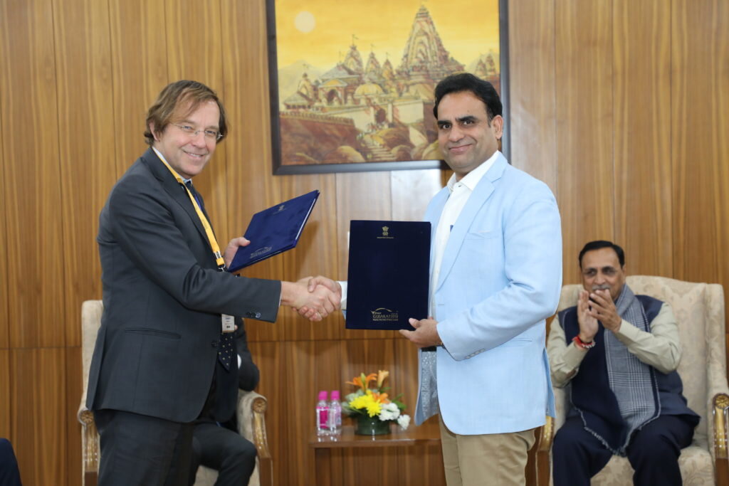Grundlægger og direktør for ARS T&TT, Jan Linssen, underskriver en aftale med den indiske by Vadodara om deres teknologiske trafikløsninger.