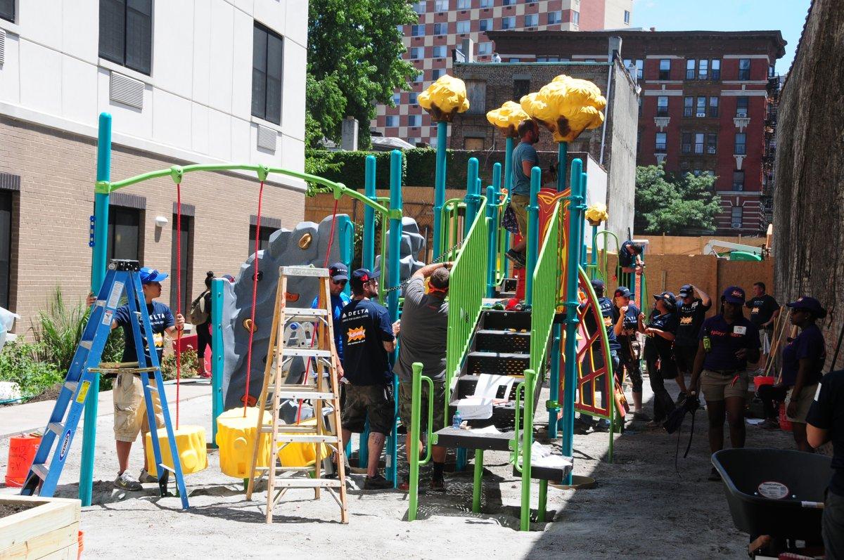 Delta Air Lines volunteers helped build a playground for Bronx kids in Morrisania (MICHAEL SCHWARTZ/FOR NEW YORK DAILY NEWS)