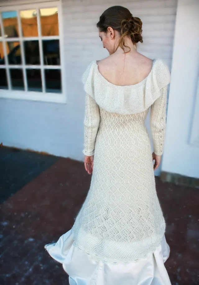 The continuous line of the double chain motif from the hem to the neck.