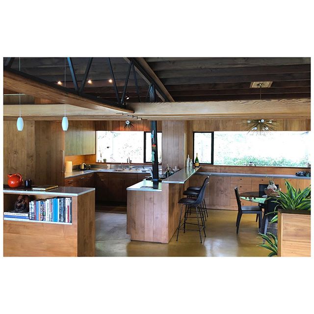 Another image of the #millwork we did for the #JohnLautner renovation. 
Collaboration with @bronstruction 
#millworkdesign #customcabinetrydesign #woodworking #instalation #woodinstallation #losangelesdesign