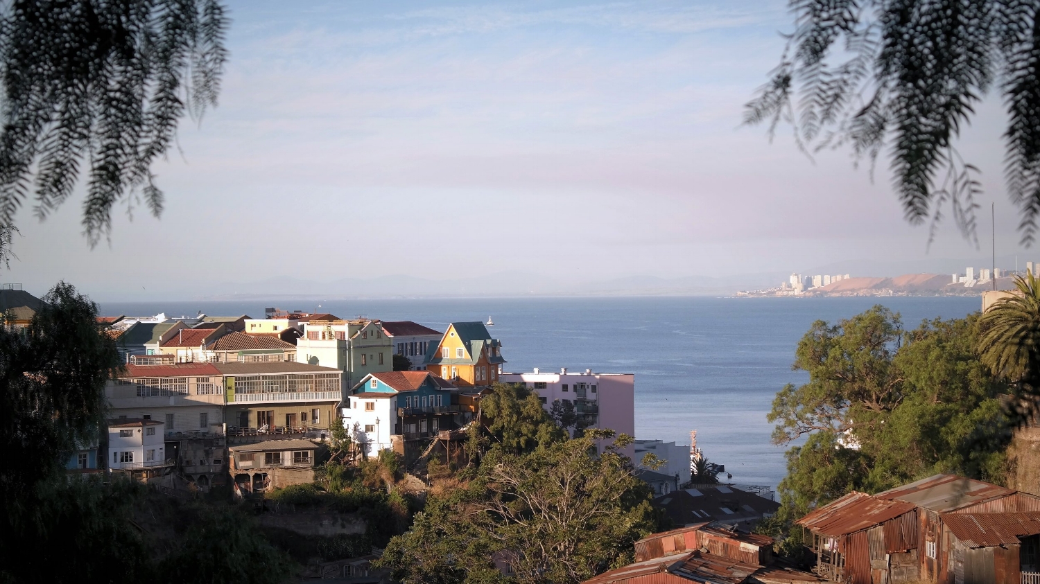 Havsutsikt från en av Valparaísos många kullar.