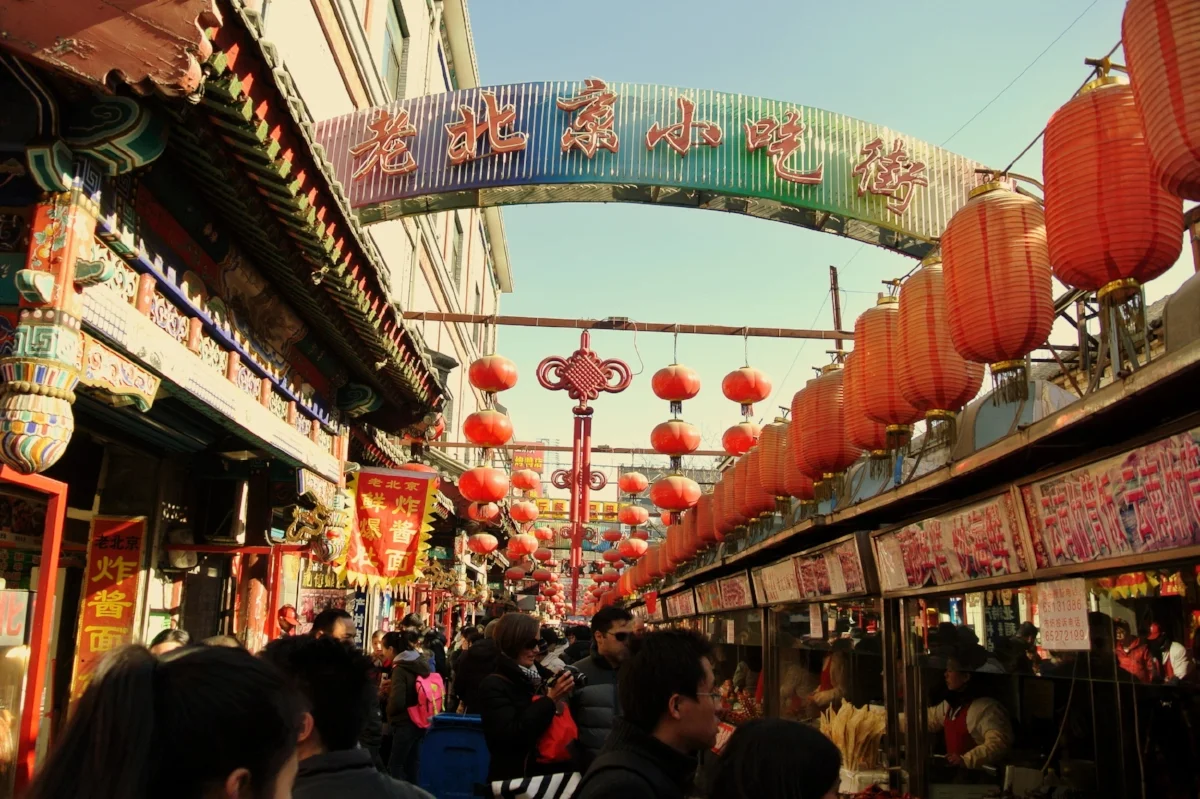 En gågata i Beijing med myller av mat, marknader och människor.