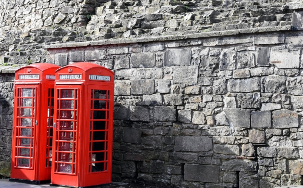 Röda telefonkiosker i Old Town, Edinburgh