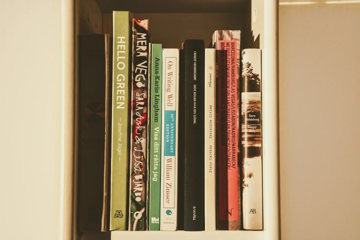 Hemma hos mig finns både Hemingway, Stridsberg och gröna kokböcker.