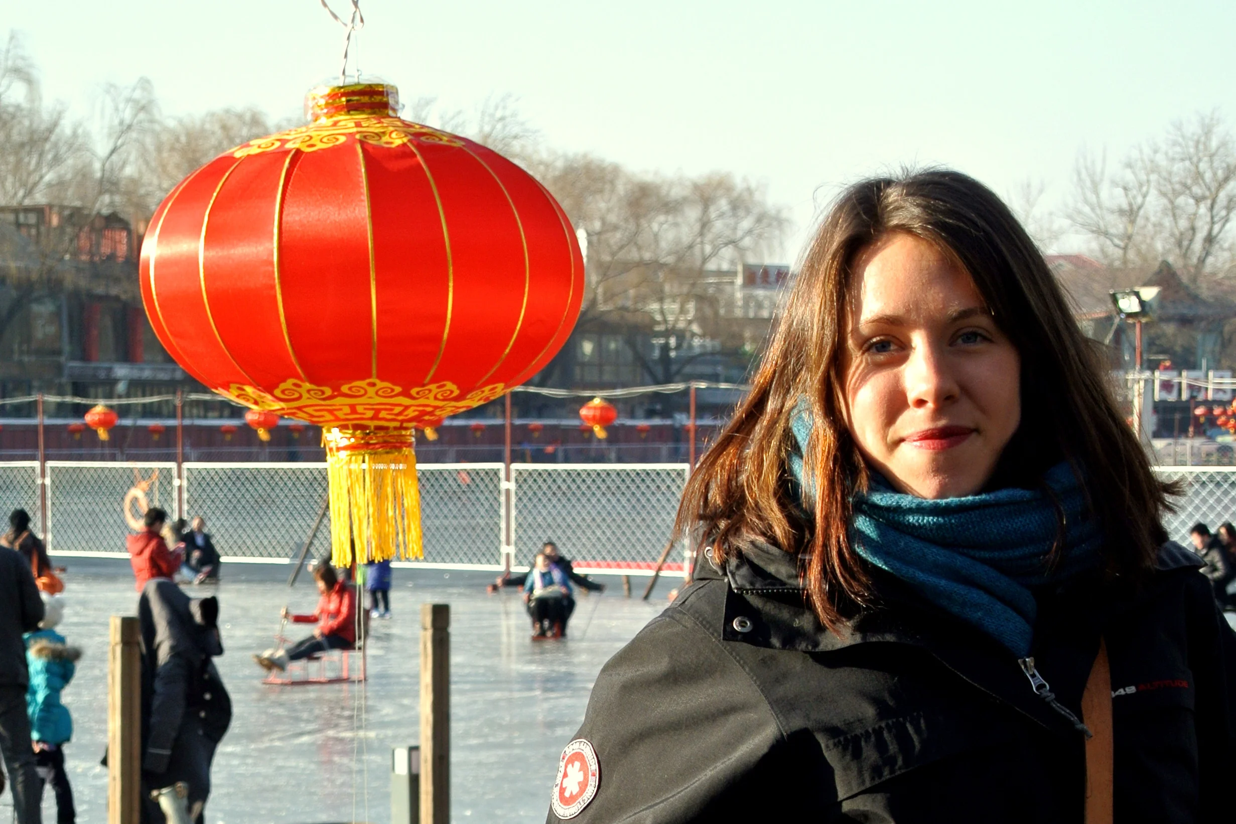 Firar 23-årig födelsedag i Beijing, lite frusen (men med röda läppar, som var ständig standard det här året) vid skridskoisen.