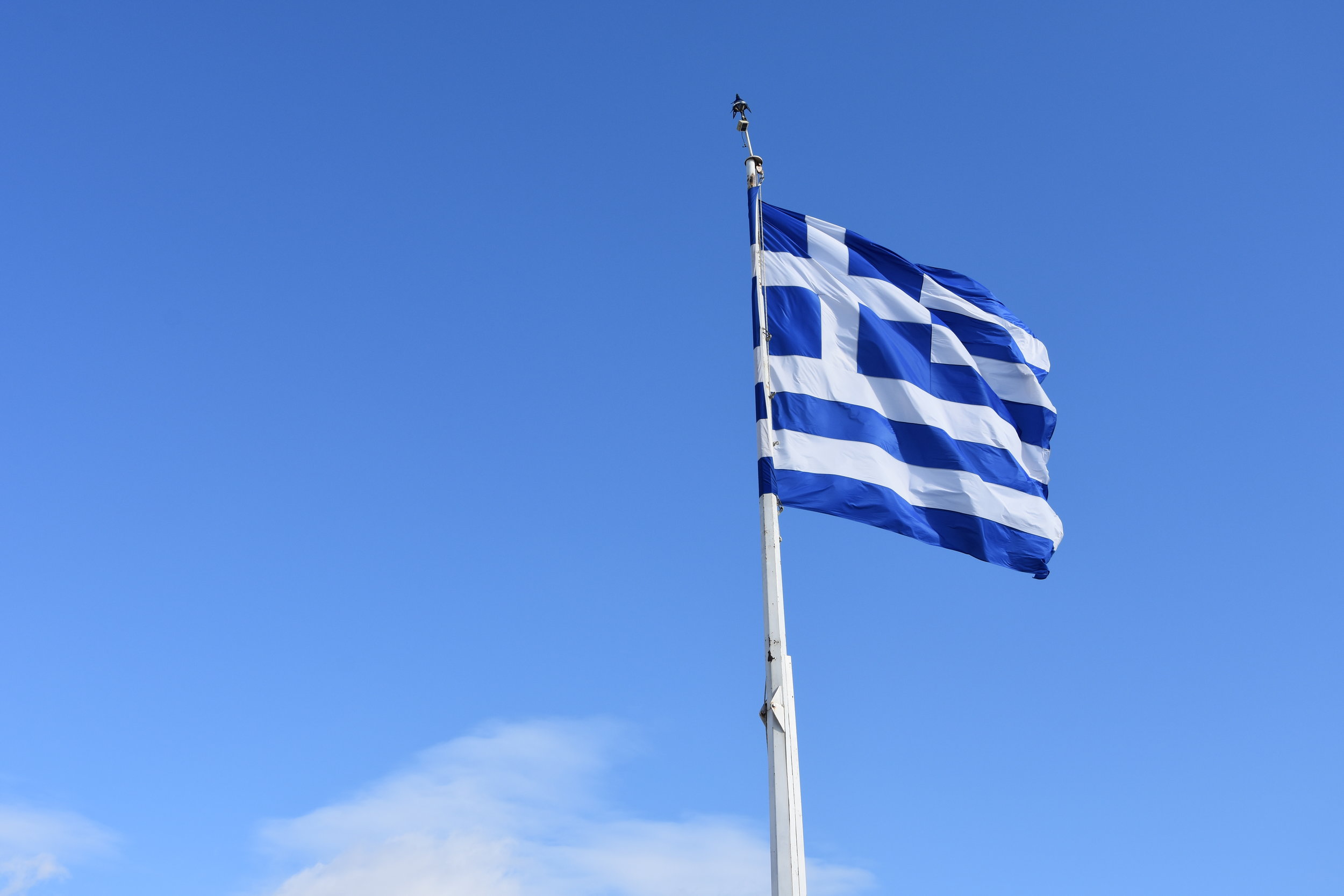 Greklands flagga vajar i Aten.