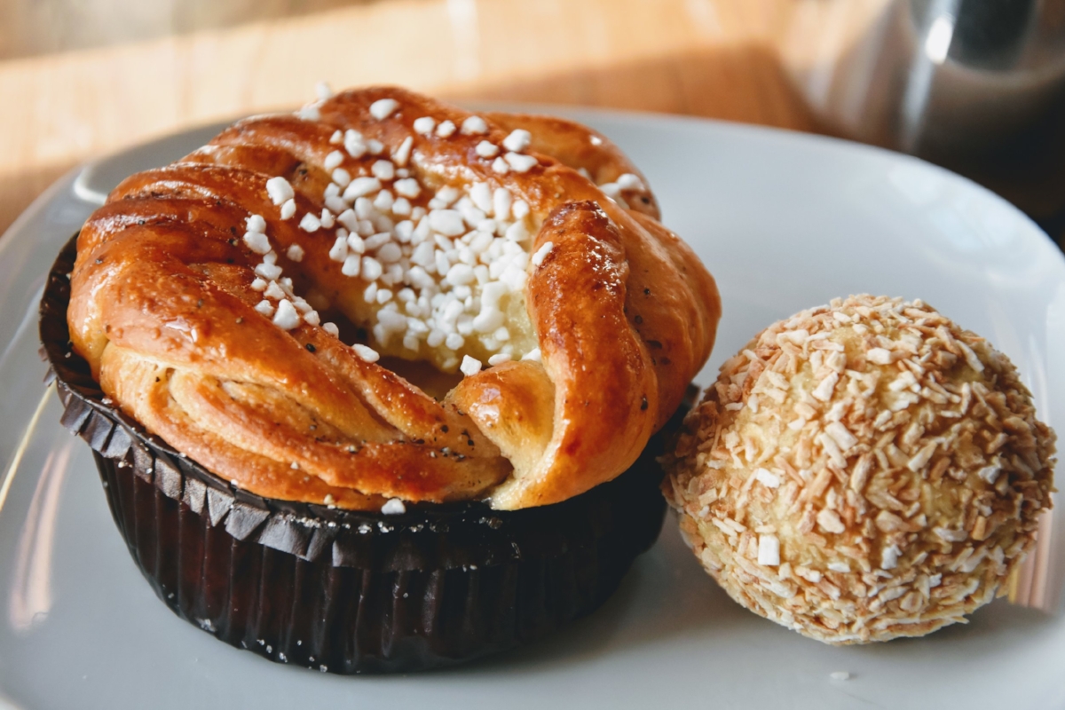 Den berömda bullen och inte lika kända - men minst lika goda - vita chokladbollen.