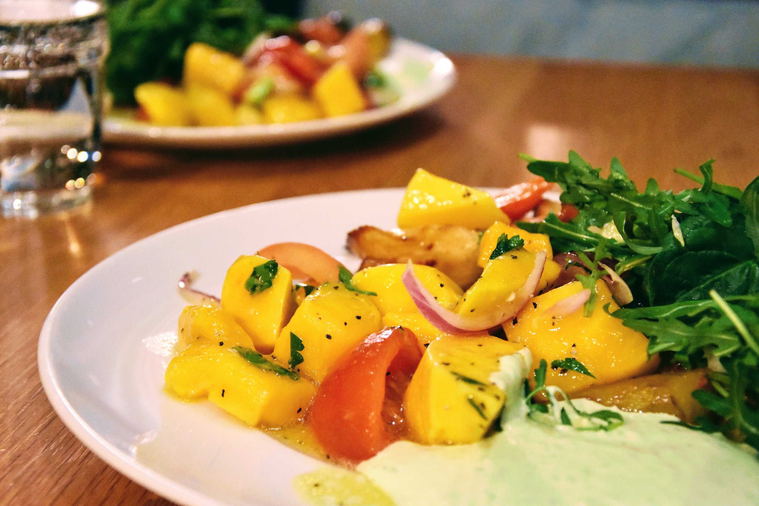 Mangosallad med tomat, rödlök och ruccola