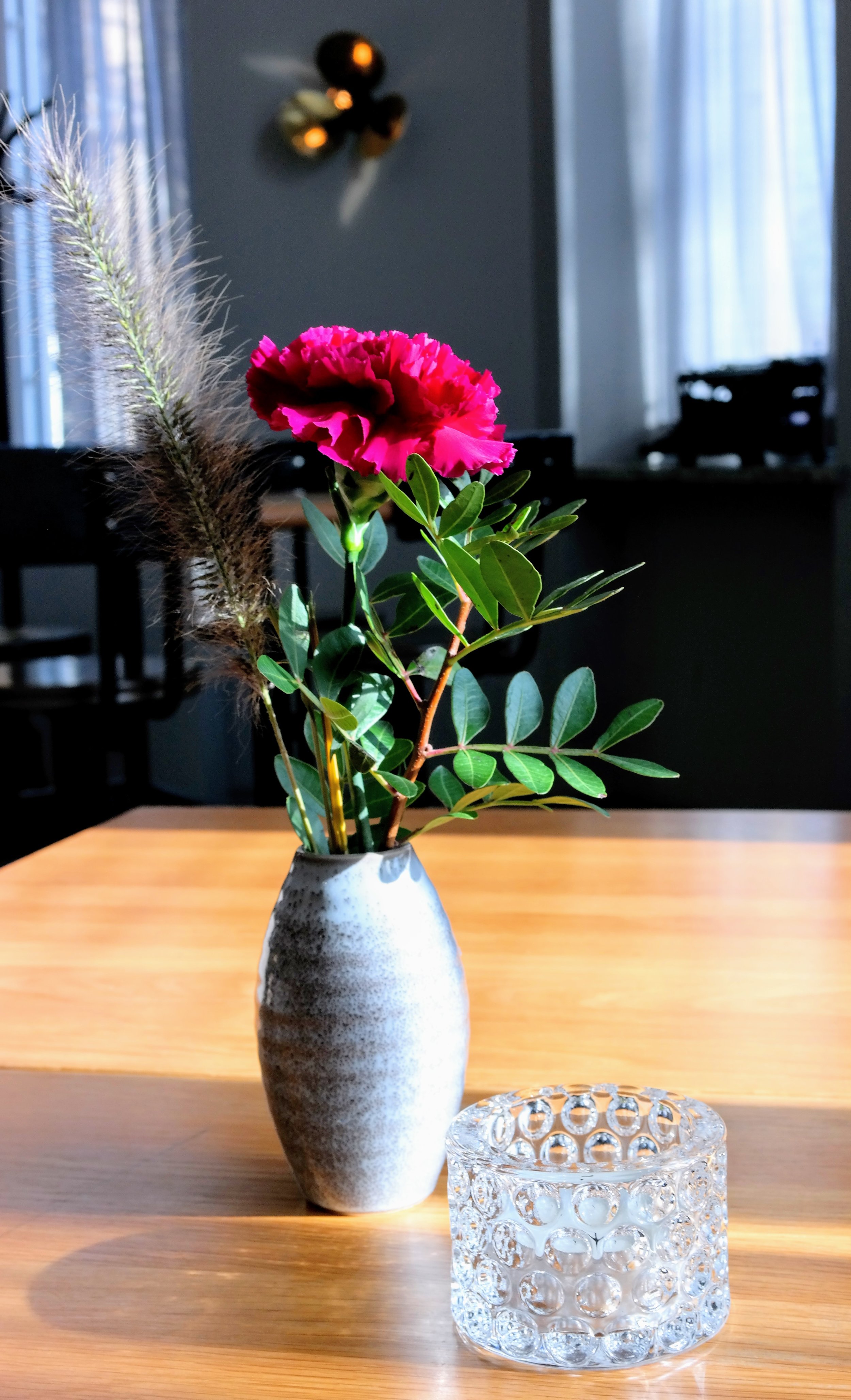 Blommig dekoration på bordet