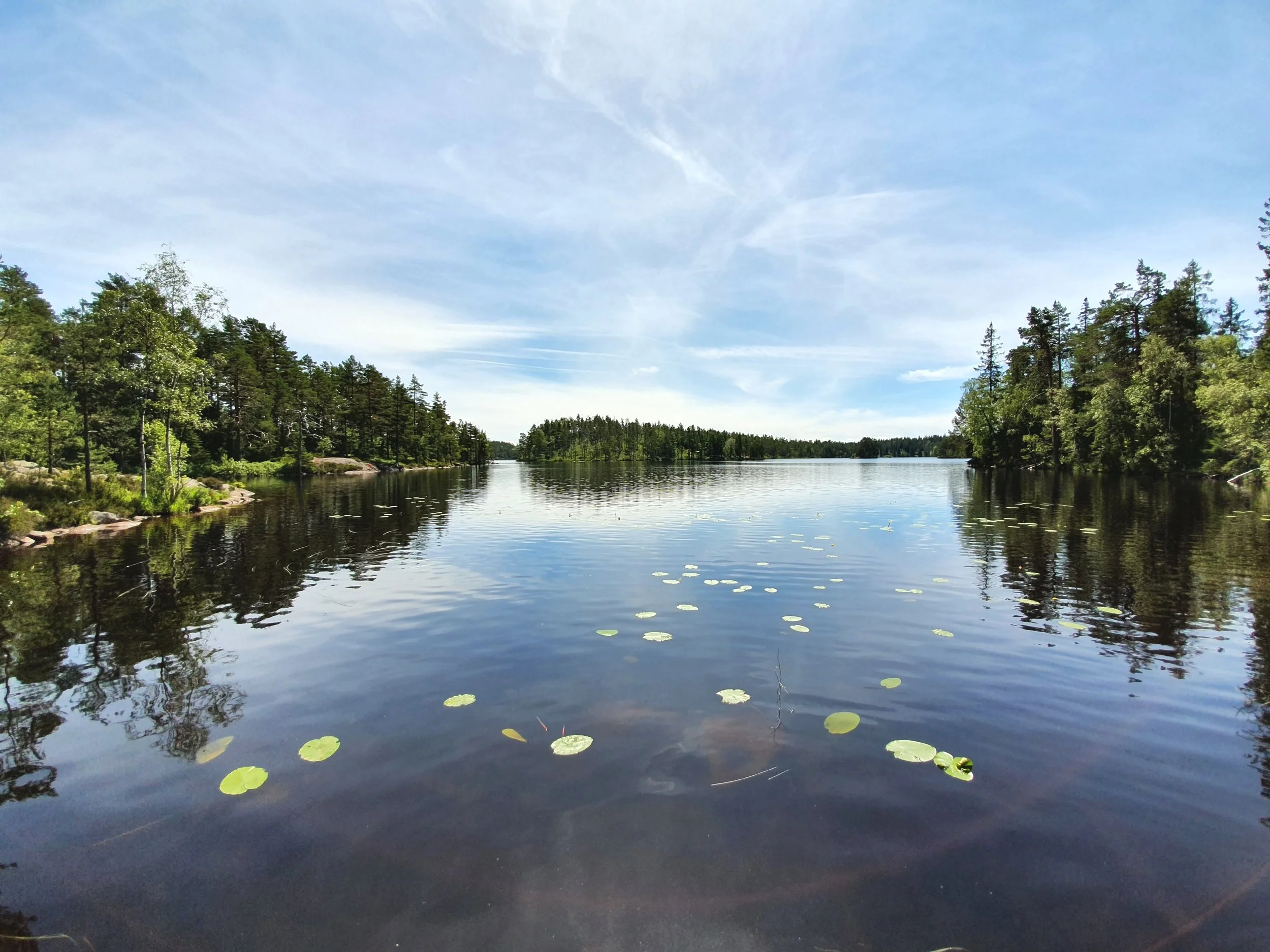 Spegelblanka Gårdsjön utanför Örebro. Outdoorparadis!