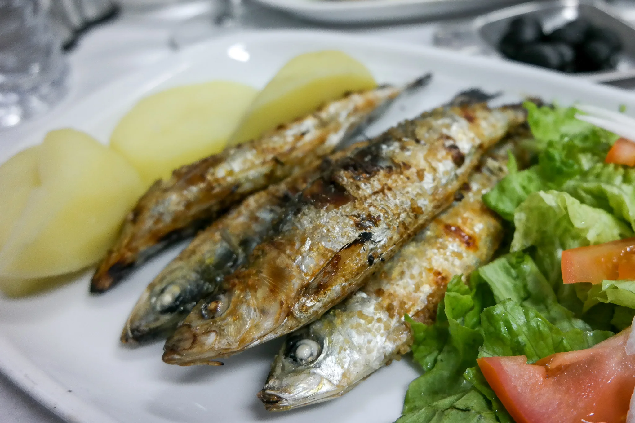 Grillad fisk med pressad citron på. Gott!
