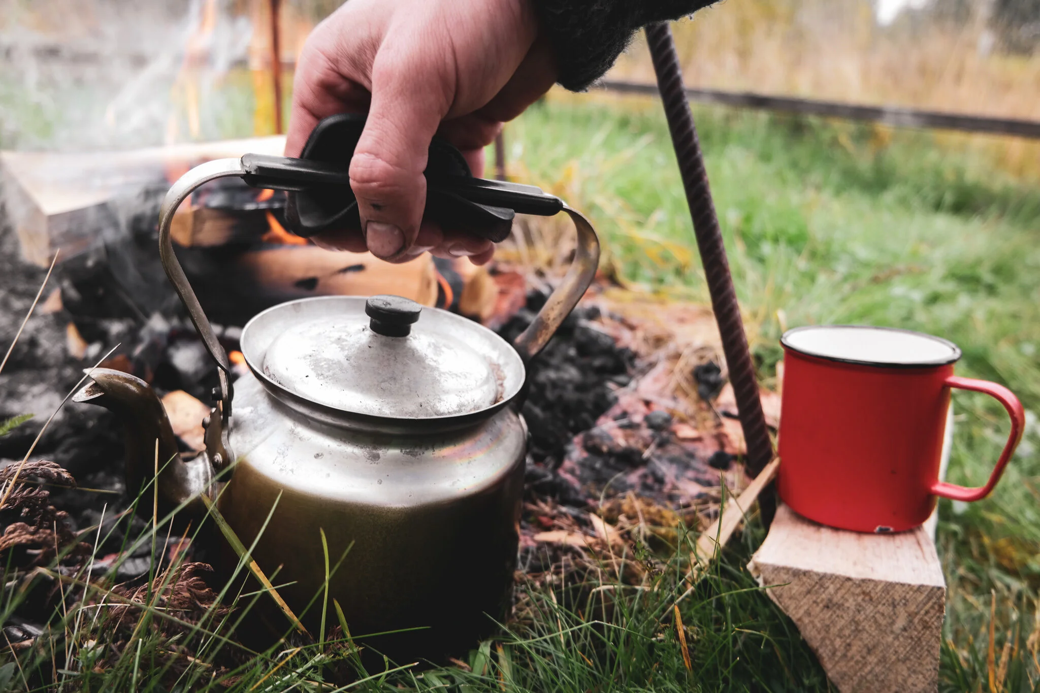 Koka kaffe över öppen eld.