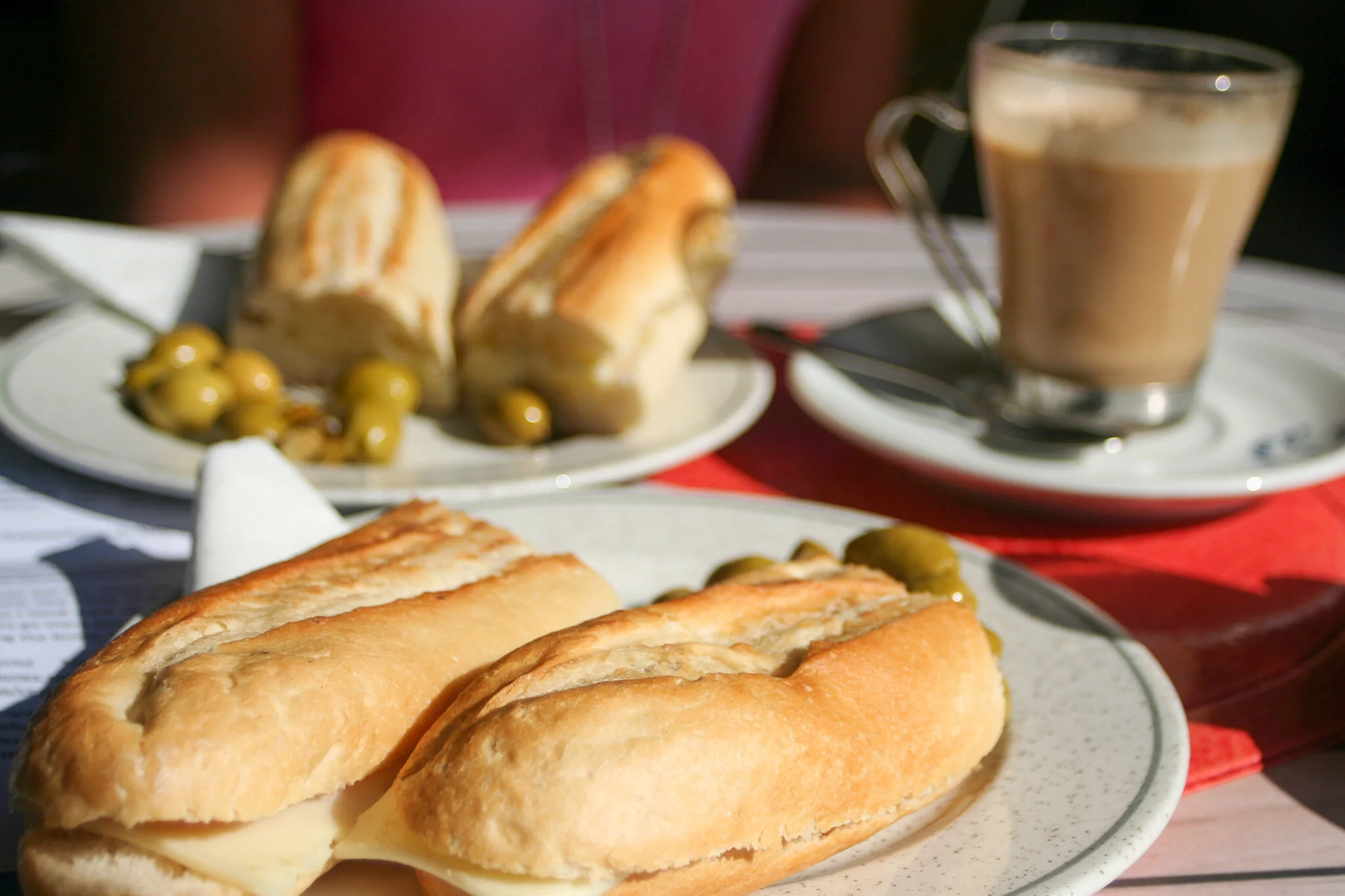 Sen frukost med café con leche på spanska.