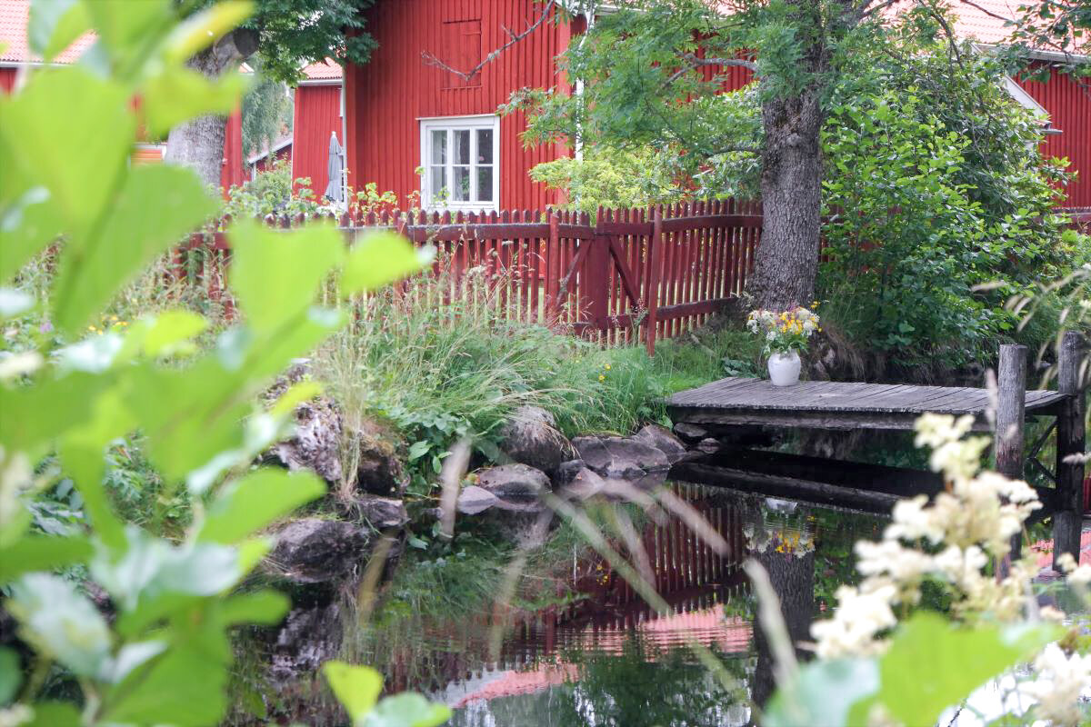 Pershyttan är idyllisk by med söta stugor och bryggor.