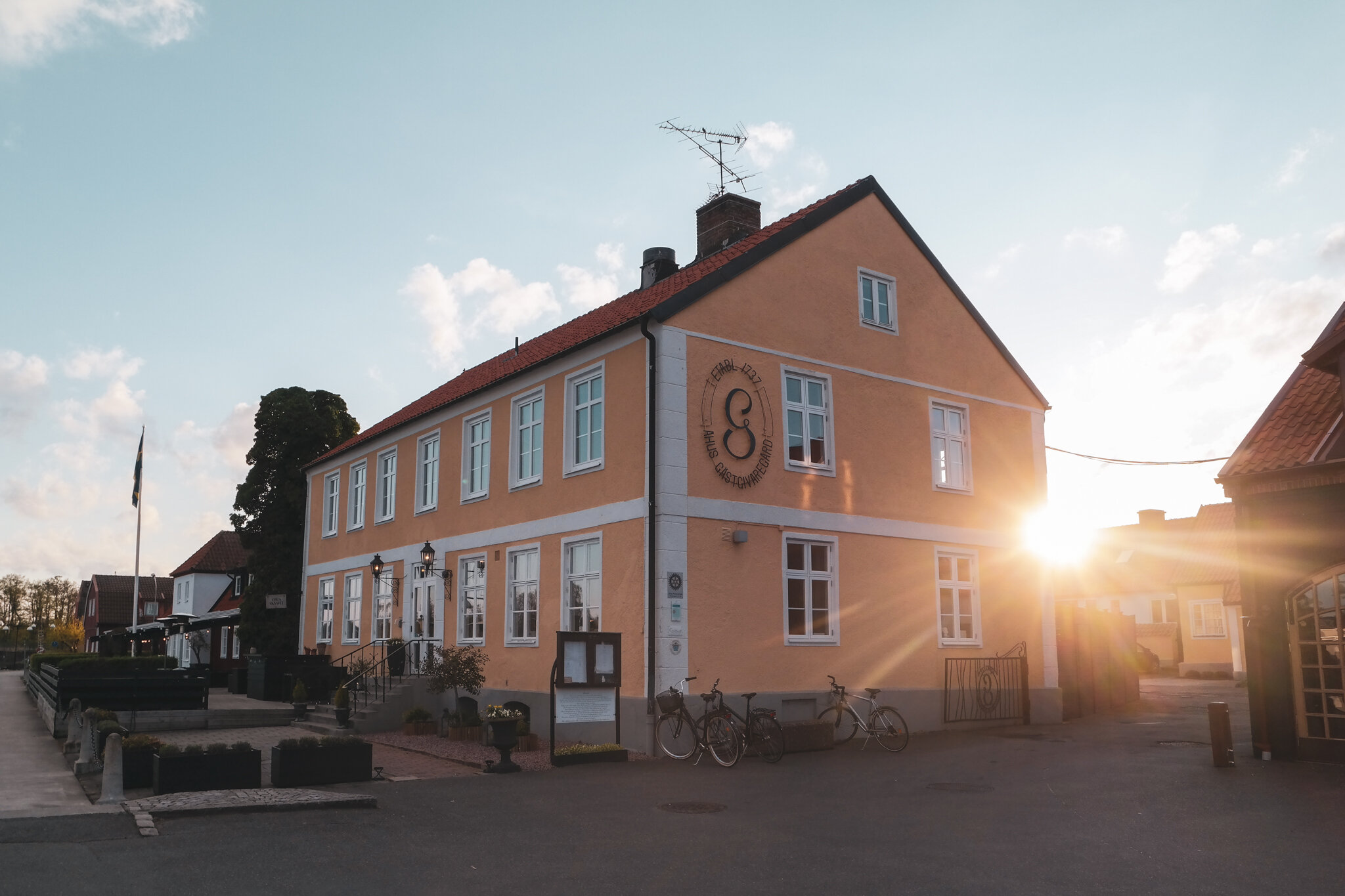 Gästis ligger vackert vid Helge å i Åhus.