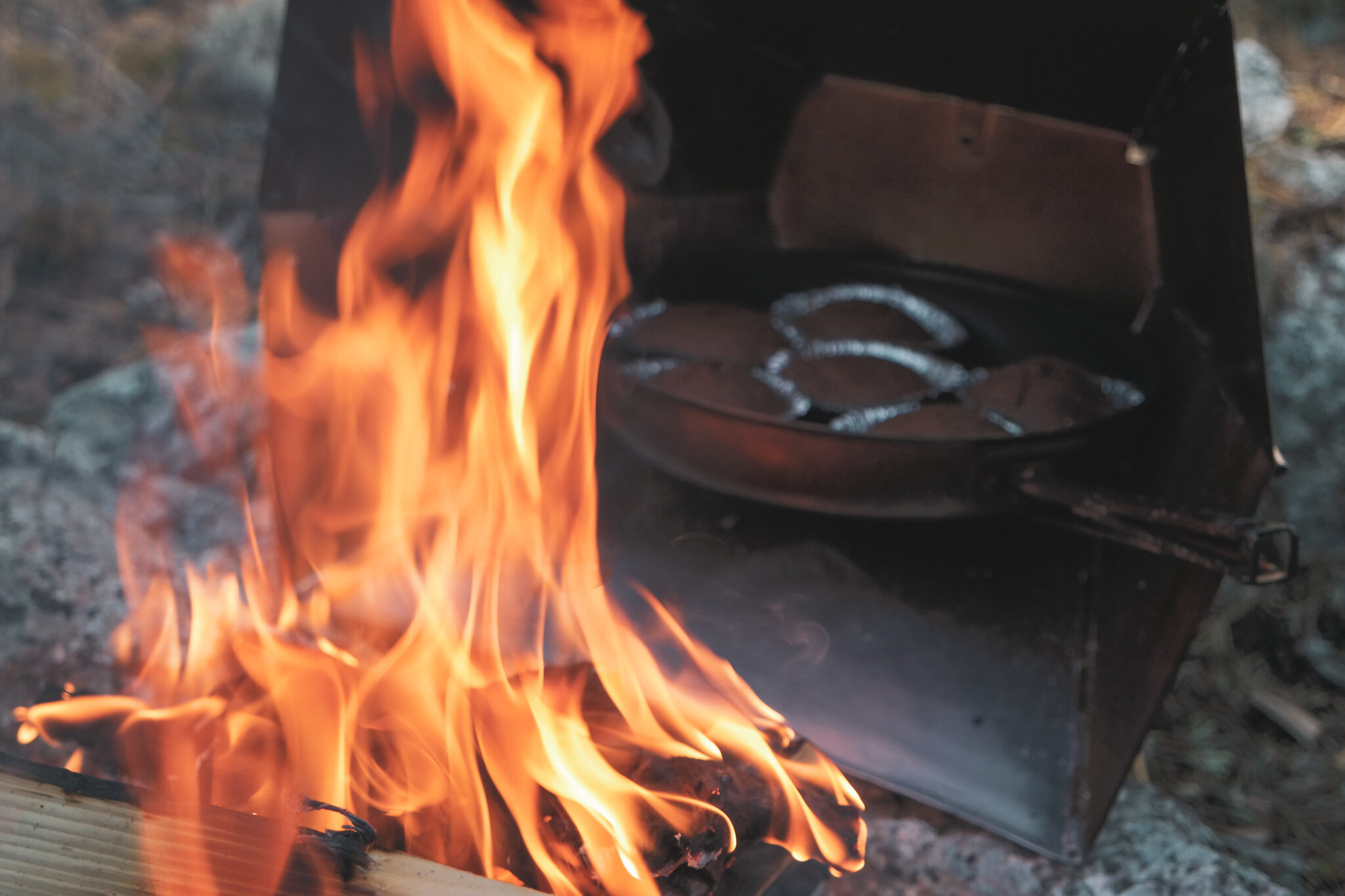 Baka muffins intill elden i friluftskök är enkelt och gott.