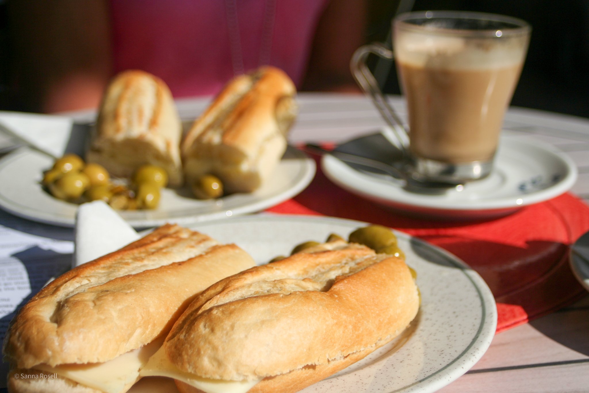Frukost i Spanien intas runt 11-tiden, med kaffe och bocadillo (smörgås).