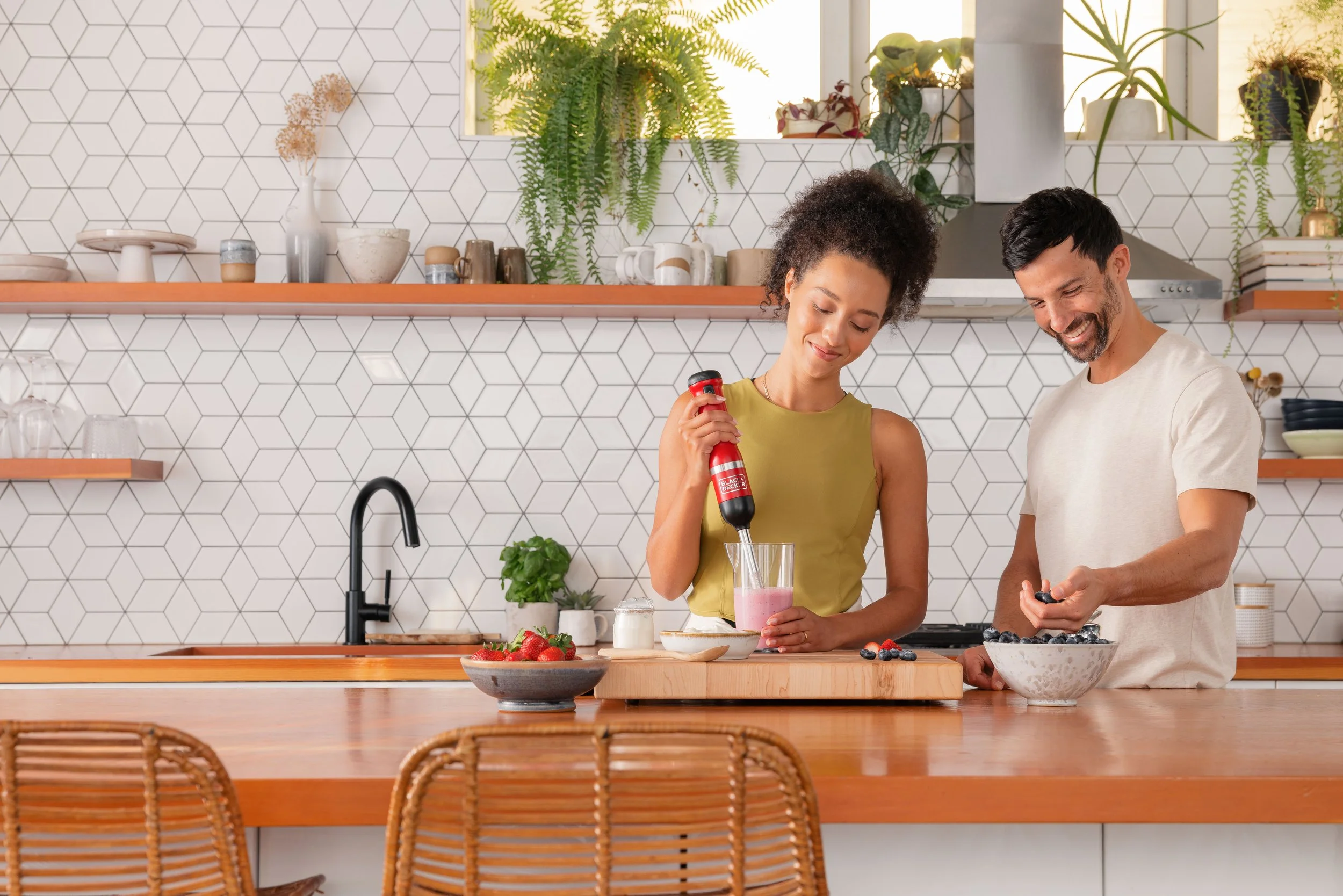 MikeSeehagel_BlackAndDecker_Shot03_ImmersionBlenderAttachment_LifestyleSmoothie_1736.jpg