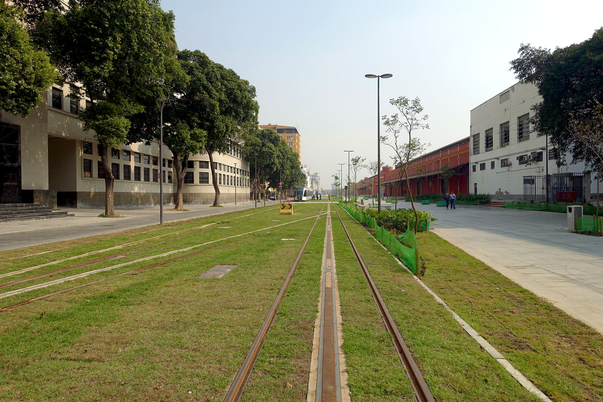 The former path of the high line became avenue for pedestrians and electric tramway