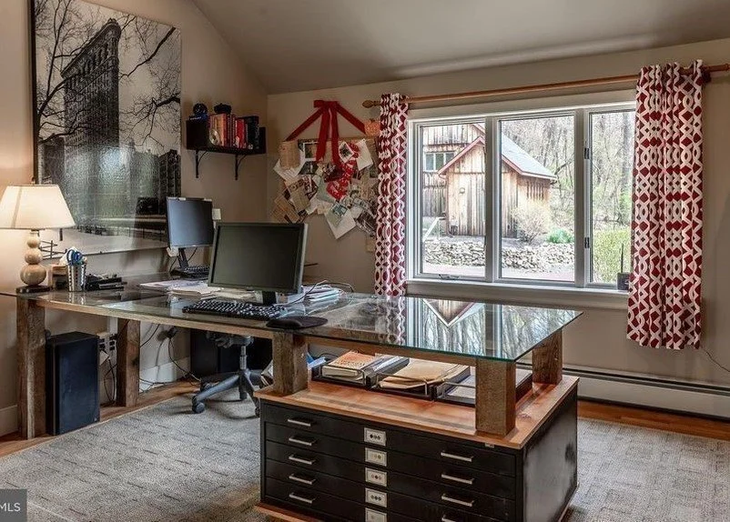 Desk2.jpg