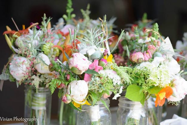 June wedding bouquets, photo by Vivian Photography