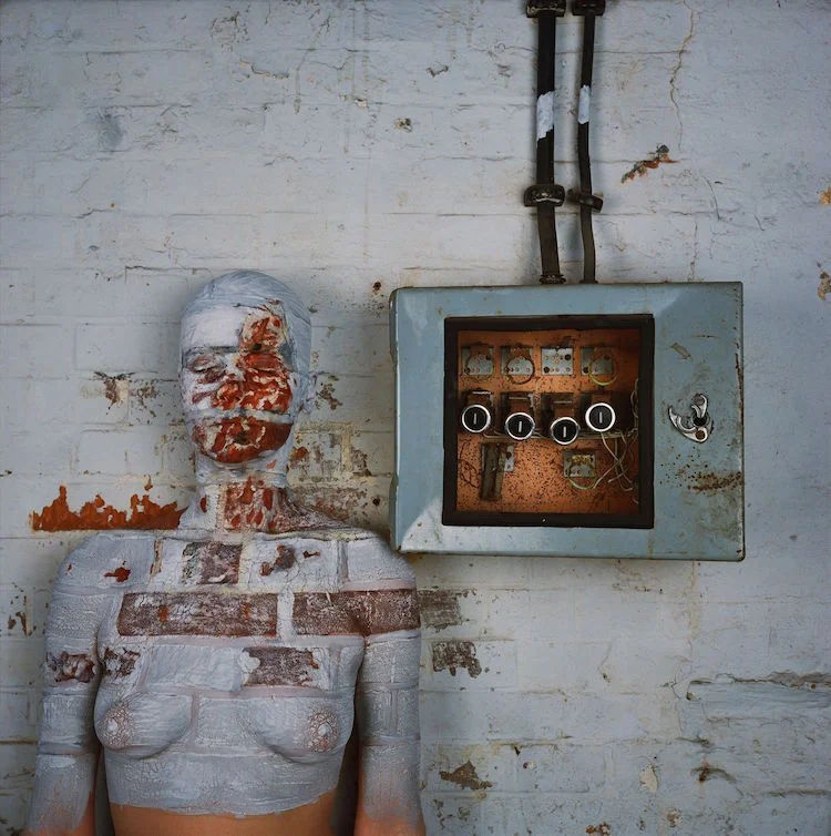 Vera Lehndorff und Holger Trülzsch, Oxydation : Aufgeschlagenes Mauerstück neben Elektrokasten, 40 x 40,5 cm, Dye transfer Print, Ed.29, Hamburg- Altona, 1978
