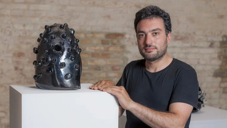 Spiel mit dem Feuer: der Syrer Ali Kaaf schuf seine Glasskulptur „Helmet No. 4“ (2012) über einer Flamme (Foto: Georg Moritz .)