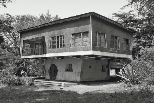 Jean Molitor: Haus „Le Campignon“ in Gitega, Burundi um 1946, 2009, 60 x 90 cm, C-Print kaschiert auf Alu-Dibond