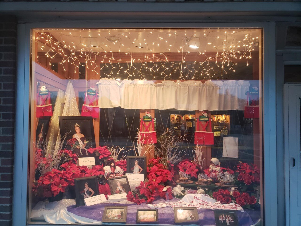 Holiday Window Display Competition opens voting - Tompkins Weekly